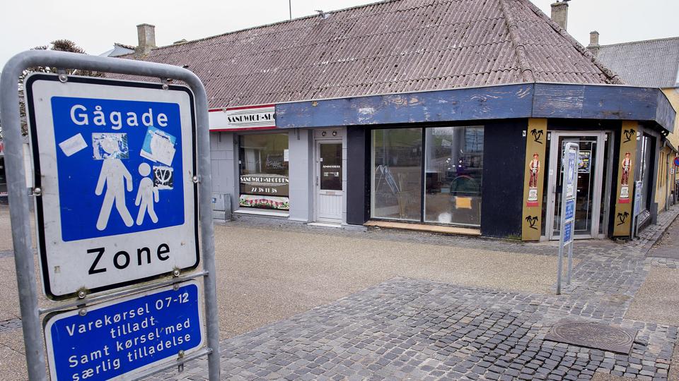 Undertavlen på gågadens skilte i Hobro skal opdateres. Fremover må der køre taxi i Adelgade mellem klokken 8 og 22. Arkivfoto: Lars Pauli <i>Lars Pauli</i>