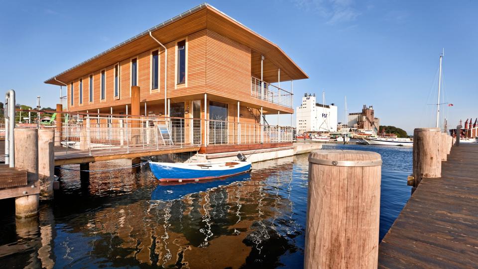 Det flydende havnekontor i Svendborg, som JOBI Group har bygget, ligger stadig smukt og velfungerende i Svendborg Havn.
