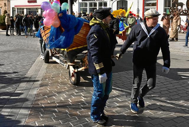 Det er en mangeårig tradition, at karnevalsvognen bliver trukket gennem byens gader. Arkivfoto: Claus Søndberg