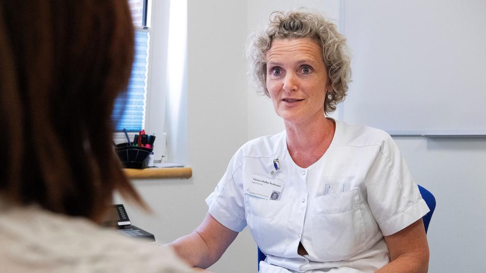 Sygeplejerske Hanne Møller Pedersen arbejder på hjerteambulatoriet i Thisted. Hun er glad for at kunne medvirke til at finde de mest sårbare patienter, der - hvis de giver tilsagn - får en henvendelse fra Hjerteforeningens Rådgivning efter udskrivelsen.