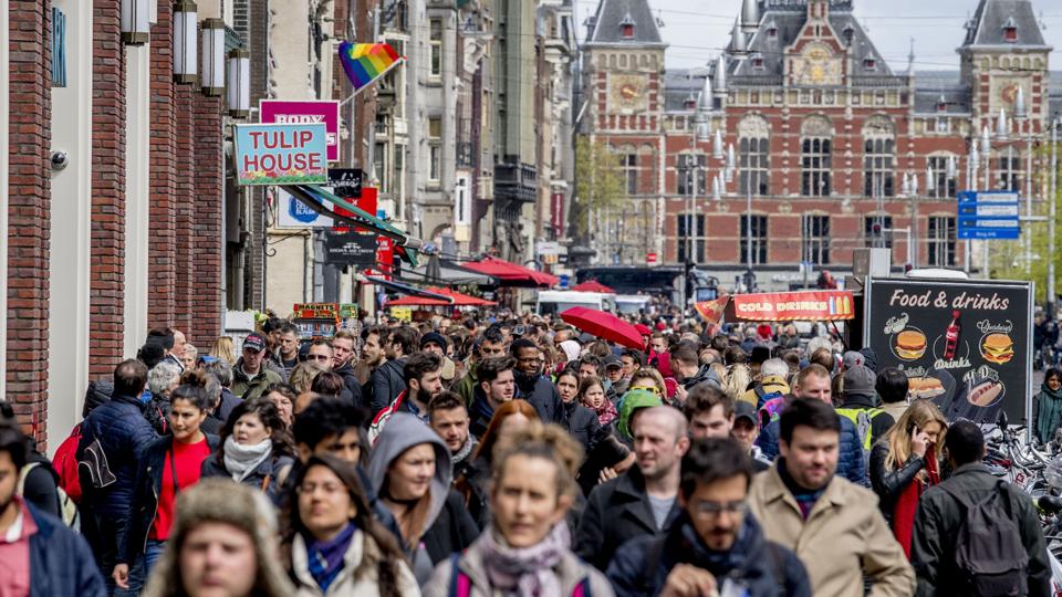 Nogle gange er der bare for mange turister og for meget larm i Amsterdam, siger de lokale. Myndighederne gør noget ved sagen nu og siger, at Amsterdam først og fremmest ”er en by, hvor man bor og driver forretning”. Først derefter er det en turistby. Scanpix/Robin Utrecht (arkiv)