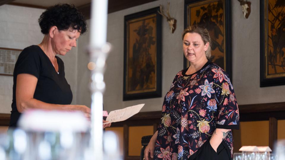 Indehaver, Karen Maria Lundsgaard, stiller stole op, vander blomster og tænder lys til aftenens arrangement sammen med de øvrige medarbejdere. Foto: Matthew Burnett