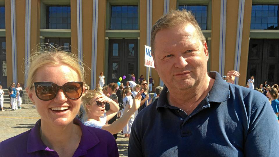 Tandlægerne Lars Kjeldsen og Katrine Tram var taget fra Aalborg til København for at protestere mod lovindgreb om tilskud til tandbehandling. Besparelser kommer til at gå ud over patienterne, mener de. Foto: Esben Agerlin Olsen