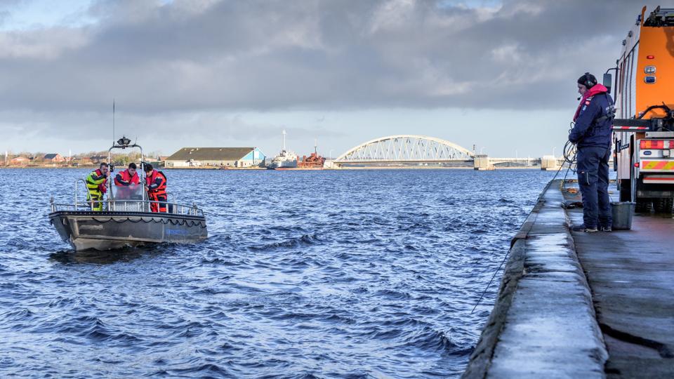 Eftersøgningen af den 72-årige kvinde har blandt andet fundet sted i havnen i Løgstør. Nu er kvinden fundet død i sin bil i et sommerhusoråde ved Thorup Strand. Foto: Nicolas Cho Meier