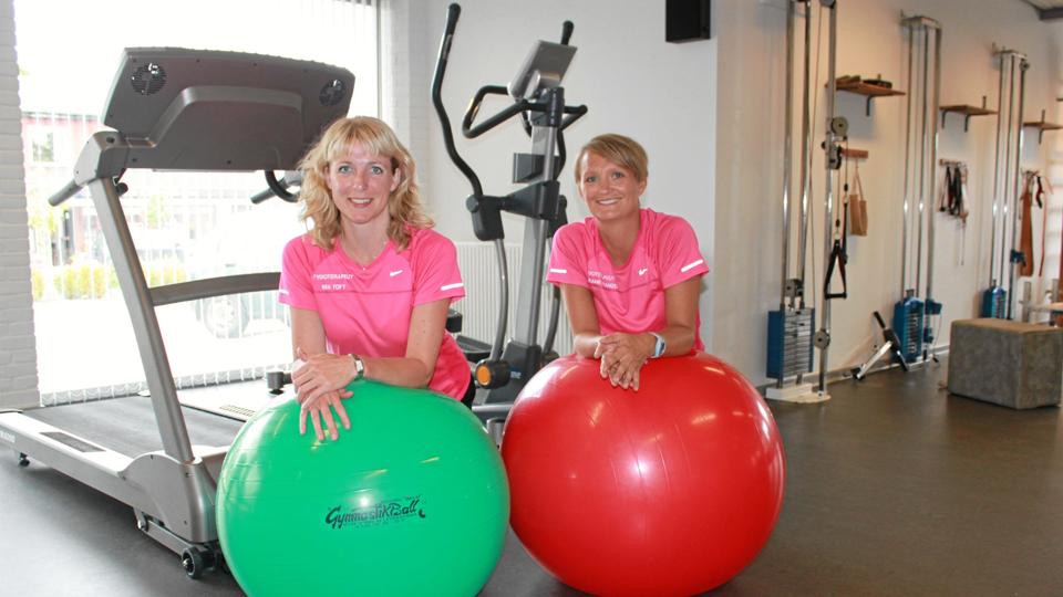Mia Toft (tv), medindehaver af Arden Fysioterapi, lader forstå, at kommunen har sat prisen for lavt. Arkivfoto