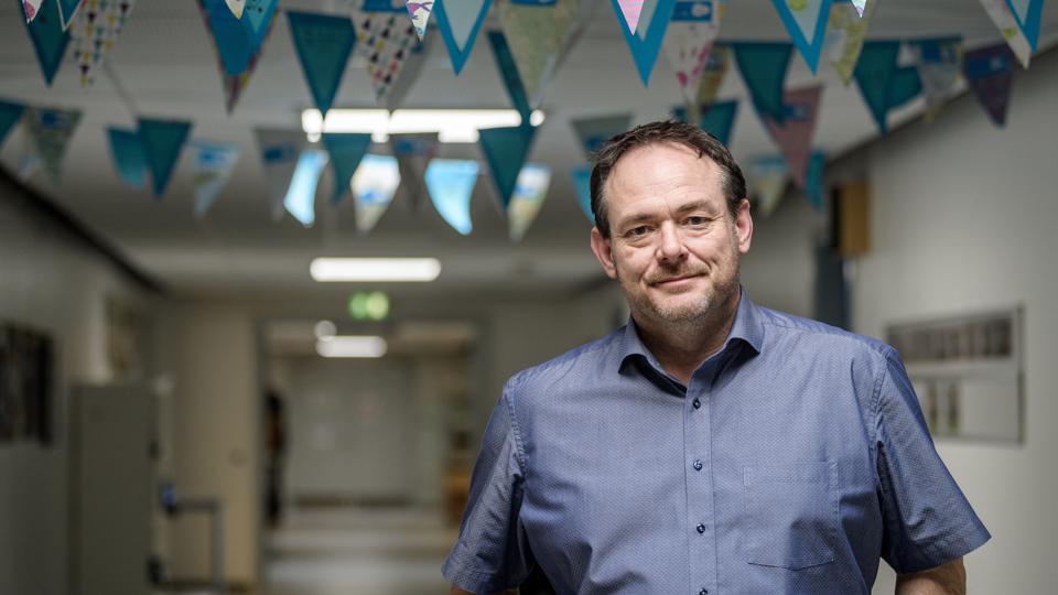I en undersøgelse foretaget af Cepos, er Vestbjerg den folkeskole, der klarer sig bedst, når det kommer til at løfte elevernes faglige niveau. Skoleleder Peter Rasmussen (billedet), ansatte og elever skal fejre det med lagkage på skolen. Foto: Nicolas Cho Meier