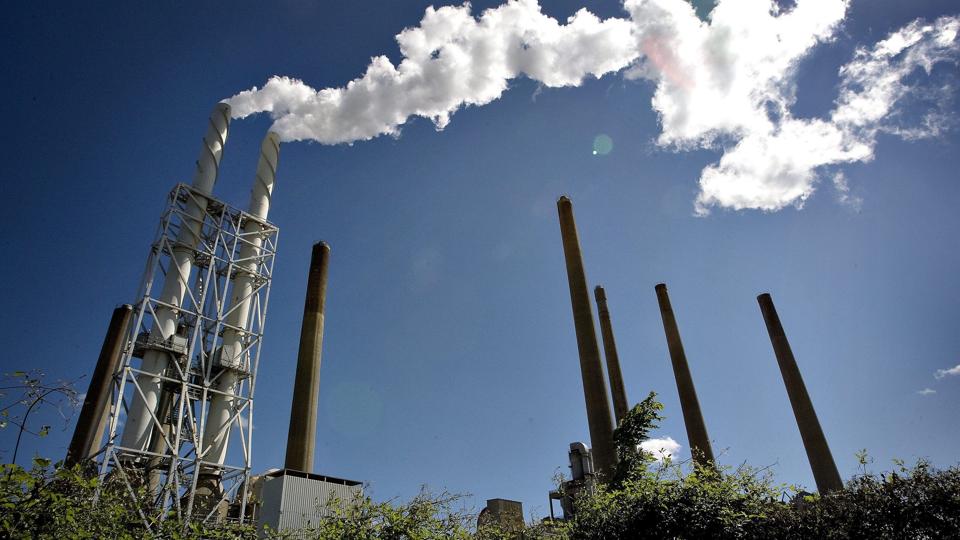 Overskudsvarmen fra Aalborg Portland sparer miljøet for afbrænding af 47.000 ton kul årligt. Det tal kan øges til 68.000 ton med mindre ny afgift kommer i vejen. Arkivfoto: Lars Pauli <i>Lars Pauli</i>
