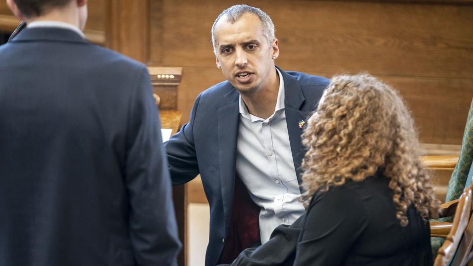 Rosa Lund (EL) og udlændinge- og integrationsminister Mattias Tesfaye (S) under møde i Folketingssalen på Christiansborg, da særlov for ukrainere blev debatteret. <i>Mads Claus Rasmussen/Ritzau Scanpix</i>