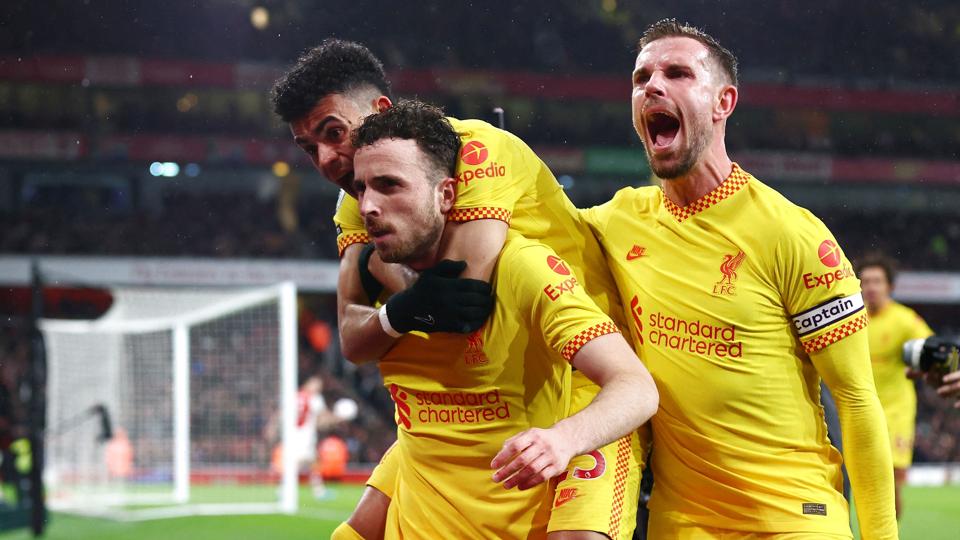 Diogo Jota grundlagde Liverpools sejr over Arsenal og bliver her tiljublet af holdkammeraterne. <i>David Klein/Reuters</i>