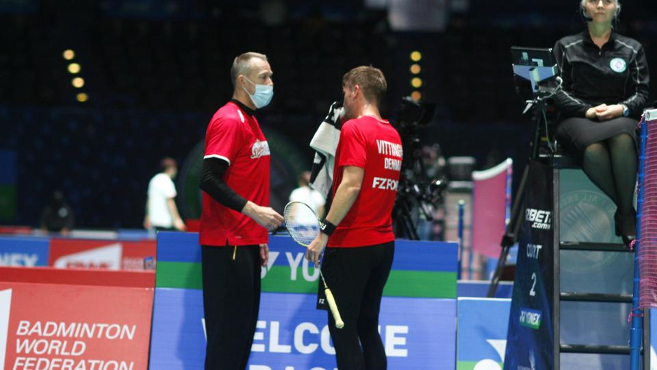 Hans-Kristian Vittinghus fortæller her landstræner Kenneth Jonassen om sin skade under opgøret mod Kento Momota. <i>Sportxpress/Ritzau Scanpix</i>