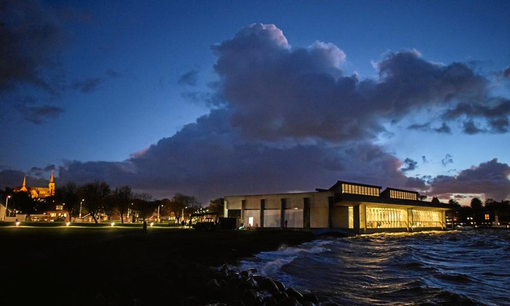 Vikingeskibsmuseet i Roskilde er et markant bygningsværk og får nu måske flere skibe at udstille. Vikingeskibsmuseet i Roskilde er et markant bygningsværk og får nu måske flere skibe at udstille.