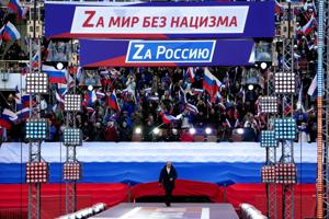 Titusinder hylder Putin med flag og vimpler på VM-stadion