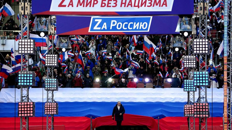 Præsident Vladimir Putin dukkede fredag eftermiddag op på Moskvas Luzjniki-stadion, som er det største stadion i Rusland. <i>Alexander Vilf/Ritzau Scanpix</i>