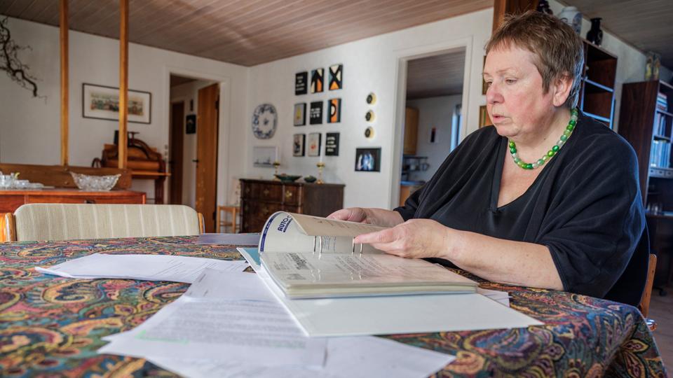 Jytte Andersen fra Nørresundby mener at have fundet et hul i lovgivningen om tidlig pension. Men det afviser beskæftigelsesministeriet. <i>Foto: Martin Damgård</i>