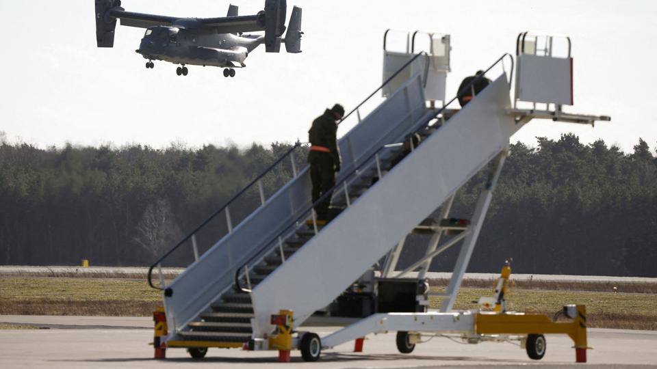Alle fire ombordværende i et militærfly af typen V-22 Osprey fra USA's Marine Corps omkom ved et flystyrt fredag. V-22 Osprey er et amerikansk militært luftfartøj med en 12-meter tiltrotor på hver vinge. <i>Kacper Pempel/Reuters</i>