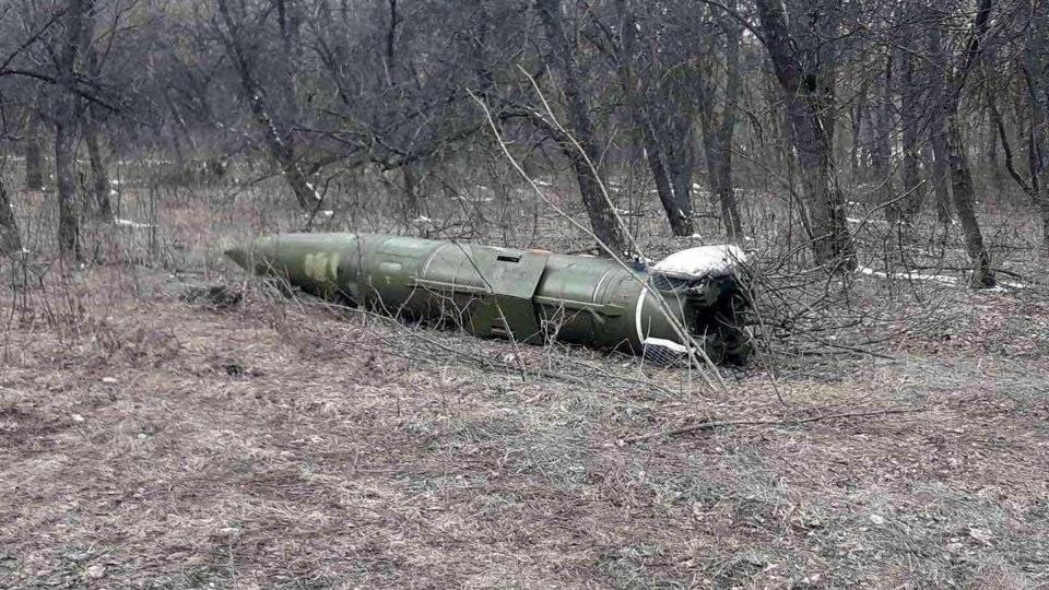 Et ueksplodereret hypersonisk ballistisk missil i Kramatorsk i Ukraine ifølge de ukrainske myndigheder. Det russiske forsvarsministerium siger lørdag, at det har anvendt et hypersonisk missil til at ødelægge et stort ukrainsk underjordisk våbendepot i Ivano-Frankivsk i det vestlige Ukraine. <i>National Guard Of Ukraine/Reuters</i>