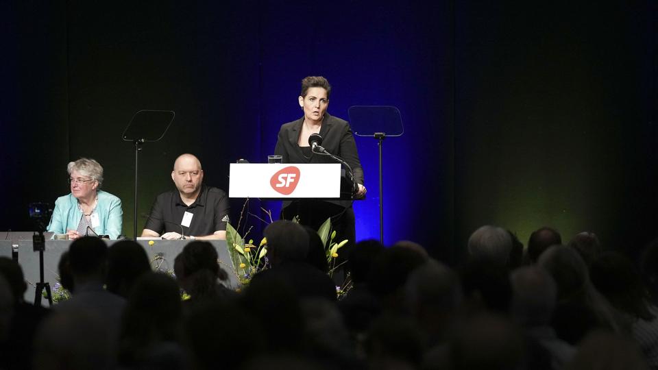 Efter formand Pia Olsen Dyhrs tale til SF'erne på landsmøde i Kolding sagde Lars Bo Petersen fra SF på Vesterbro: "Prøv venligst, en eller anden indsigtsfuld person, at forklar mig, hvorfor en yderligere forhøjelse skulle være nødvendig for at skaffe en nødvendig konventionel afskrækkelse. Og undskyld mig, hvad fanden bliver pengene brugt til?" <i>Claus Fisker/Ritzau Scanpix</i>