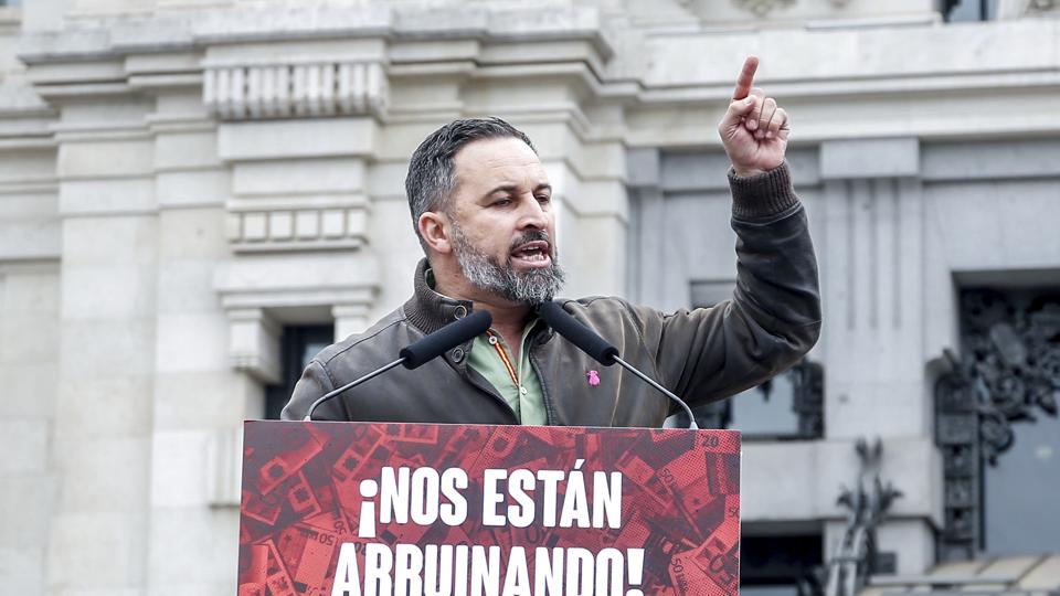 Lederen for Spaniens højreradikale parti Vox, Santiago Abascal, taler lørdag til flere tusinde demonstranter foran rådhuset i Madrid. Protesterne er rettet mod regeringen og de stigende energi- og fødevarepriser. <i>Ricardo Rubio/Ritzau Scanpix</i>