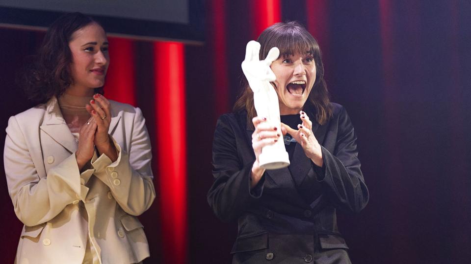 Skuespillerinde Rosalinde Mynster og filminstruktør Lisa Jespersen jubler over sejren til "Hvor kragerne vender", der blev kåret som Årets Film ved Bodilprisen 2022. <i>Claus Bech/Ritzau Scanpix</i>