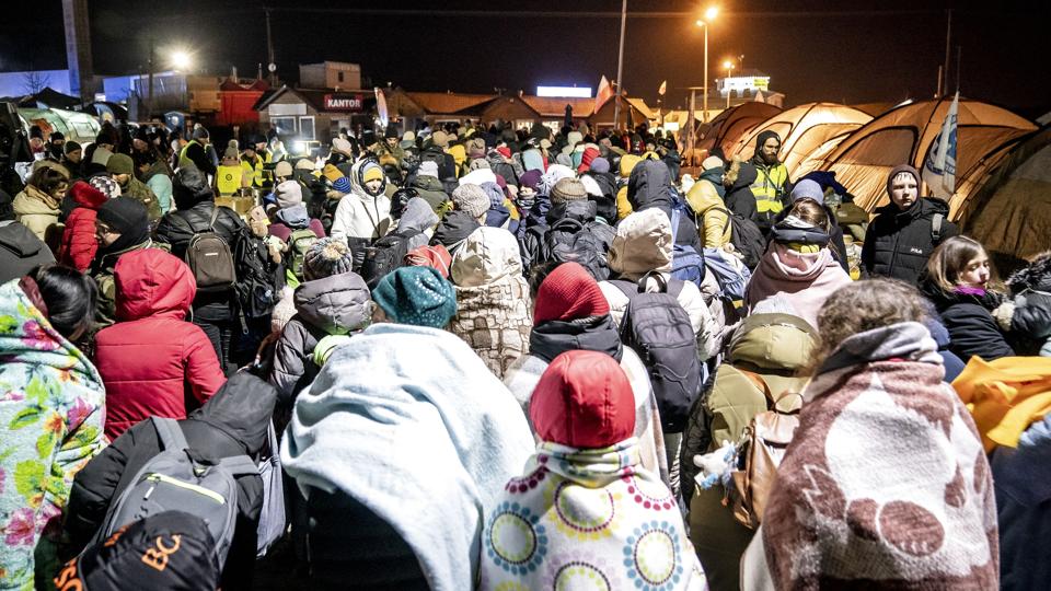 - Vejrstationer kan blive ødelagt i krig, og det er det, vi ser i Ukraine. Derfor kan de jo ikke sende så mange data ud, som de har kunnet tidligere, siger Bolette Brødsgaard, meteorolog ved DMI. Dog mener hun ikke, at det vil påvirke danske vejrudsigter. (Arkivfoto). <i>Mads Claus Rasmussen/Ritzau Scanpix</i>