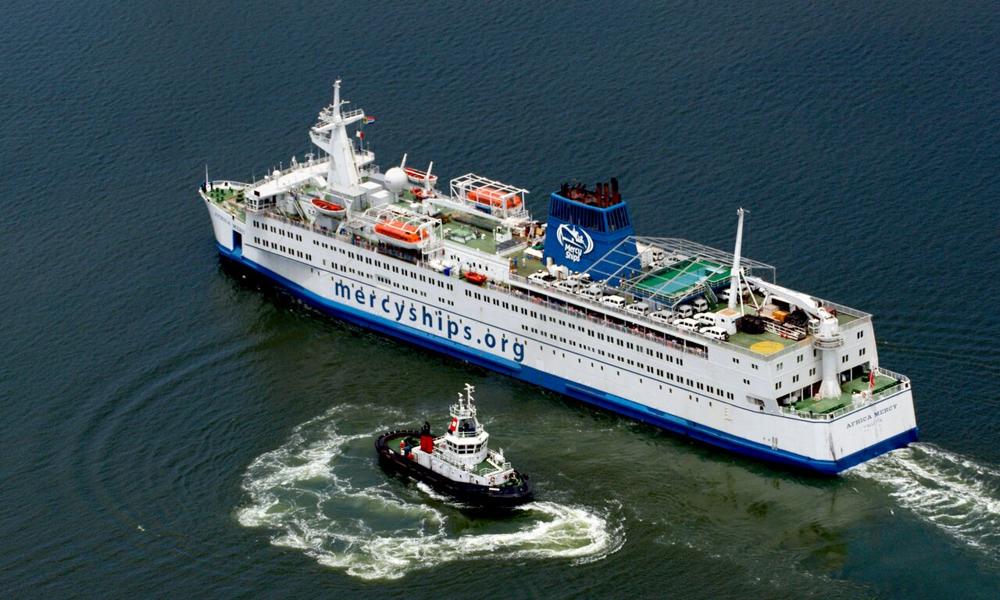 'Africa Mercy' til søs. Hospitalsskibet ligger det meste af tiden i havn i Vestafrika, som er Mercy Ships' hovedfokusområde. 'Africa Mercy' til søs. Hospitalsskibet ligger det meste af tiden i havn i Vestafrika, som er Mercy Ships' hovedfokusområde.