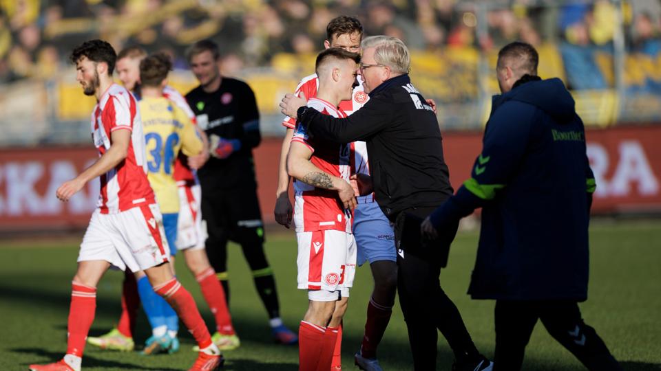 Cheftræner Lars Friis lykønsker her Casper Gedsted med sin superligadebut, da sejren over Brøndby var i hus. <i>Foto: Henrik Bo</i>