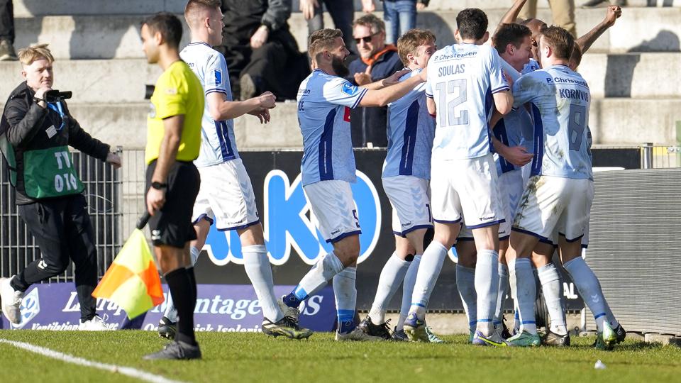 Sønderjyske-spillerne jubler efter Stefan Gartenmanns scoring. <i>Frank Cilius/Ritzau Scanpix</i>