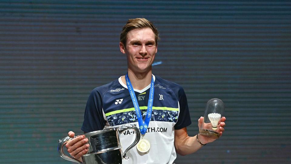 Smilet var bredt hos Viktor Axelsen, da han for anden gang i karrieren fik overrakt All England-trofæet. <i>Justin Tallis/Ritzau Scanpix</i>