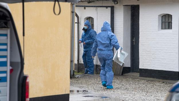 Politiets teknikere undersøgte enhver krog af den 37-årig mistænktes hus. <i>Arkivoto: Henrik Louis</i>