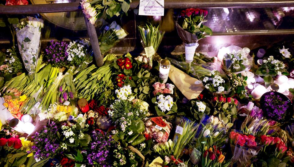 Blomster blev lagt på Vesterbro i Aalborg på det sted, hvor Mia tidligt søndag 6. februar blev samlet op i en bil og forsvandt. Hun blev siden fundet dræbt.  <i>Arkivoto: Torben Hansen</i>