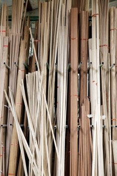 Ædelt træ skæres op i stave til kantlister og finish. Frontego er ordreproducerende underleverandør til køkken- og bad-industrien.