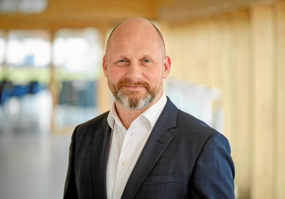 Fabrikschef Morten Keller Caspersen blev glædelig overrasket, da han så ansøgerbunken. <i>Foto: Peter Nørby</i>