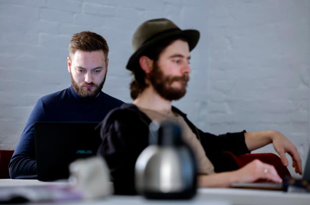 Mads Houe (i forgrunden) er fortsat studerende, så han kan ikke søge arbejdslegat, men var med for at ruste sig til tiden efter studiet. <i>Foto: Torben Hansen</i>
