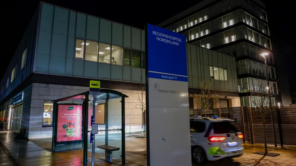 I en længere periode fra 1965 og frem til 1990 blev der på sygehuset i Hjørring begået seksuelle overgreb mod en række nordjyske kvinder. Overgrebene blev angiveligt begået af en i dag afdød gynækolog. Sagerne kom først til offentlighedens kendskab, da en kvinde i december 2021 fortalte om et overgreb, der fandt sted i 1985. På baggrund af hendes fortælling åbnede den nuværende ledelse for sygehuset en større undersøgelse. Det førte til, at 19 kvinder to måneder senere havde henvendt sig med fortællinger om krænkende adfærd. En måned senere er tallet opjusteret til 34 - men det betyder dog ikke, at regionsrådspolitikerne finder anledning til at starte en større undersøgelse. <i>Arkivfoto: Henrik Bo</i>