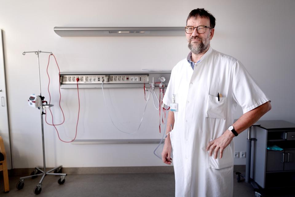 En dansk, ny og bedre vaccine mod covid-19 kan være under vejs - professor Henrik Nielsen fra Aalborg Universitetshospital står i spidsen for forsøg med 3.000 deltagere.  <i>Arkivfoto: Torben Hansen</i>