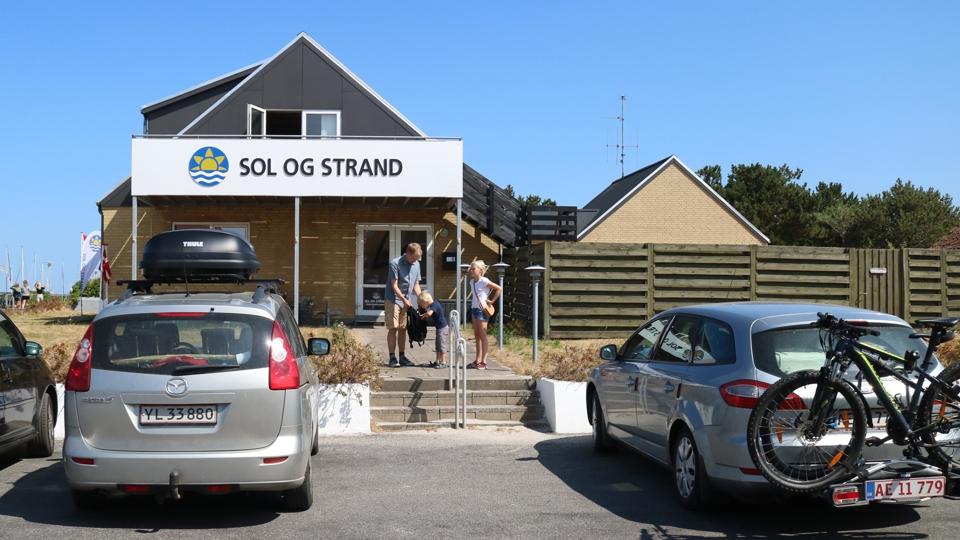 Medarbejderne hos Sol og Strand skal kunne noget andet i fremtiden, end de kan i dag. Derfor har selskabet valgt at sige farvel til 18 medarbejdere. Arkivfoto