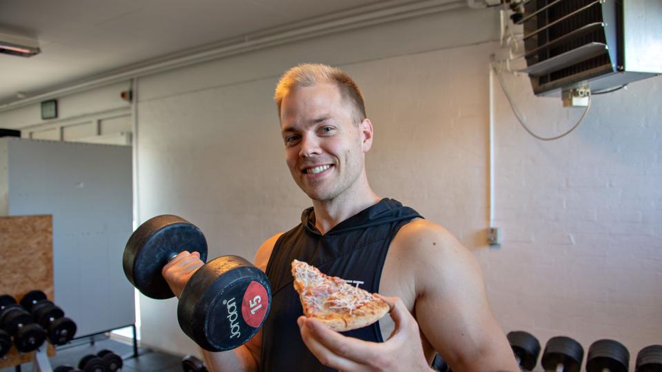 Nikolaj Bach Nielsen, personlig træner, har opfundet pizzakuren, der går ud på at erstatte aftensmåltidet med en pizza. Han tabte sig tre kilo på seks uger. Foto: Kurt Bering <i>Kurt Bering</i>
