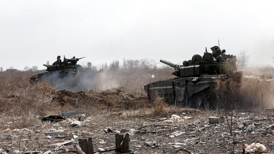 Soldater fra prorussiske styrker ses her i kampvogne lidt uden for det belejrede Mariupol søndag. <i>Alexander Ermochenko/Reuters</i>