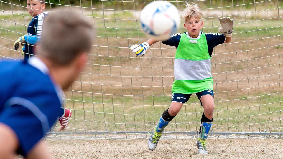 Det er langt fra alle, der - som drengen her - har råd til at gå til fodboldtræning eller andre fritidsaktiviteter. Og derfor udvider Gestus Nord nu sit hjælpearbejde i forhold til de cirka 5.500 børnefamilier i landsdelen, som lever i relativ fattigdom. <i>Arkivfoto: Henrik Bo</i>
