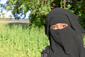 Dansker i niqab: Jeg betaler hellere bøden, end tager den af