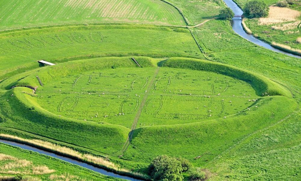 Ringborgen Trelleborg nær Slagelse, en af Harald Blåtands vikingeborge. Ringborgen Trelleborg nær Slagelse, en af Harald Blåtands vikingeborge.