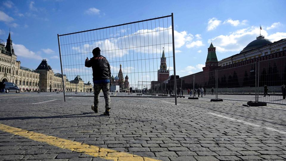 Et ekstra-metalgitter sættes op uden for Kreml på Den Røde Plads. Samtidig fortsætter indgreb over for medier. En domstol i Moskva har mandag med øjeblikkelig virkning forbudt Facebook og Instagram i Rusland. <i>-/Ritzau Scanpix</i>