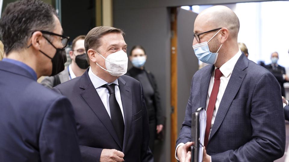 Rasmus Prehn, der her ses i samtale med den tyske og spanske landbrugsminister, ved et tidligere møde i Bruxelles, har mandag talt imod at pløje brak op ved et møde med sine EU-kolleger. Det lykkedes dog ikke at overbevise et flertal af EU-lande om at lade være (Arkivfoto). <i>Thierry Monasse/Ritzau Scanpix</i>