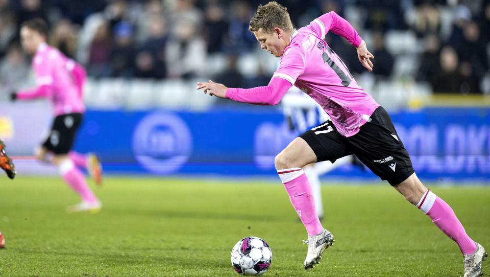 Kasper Kusk i fuld firspring mod OB's mål i mandagens kamp. Foto: Torben Hansen <i>Foto: Torben Hansen</i>