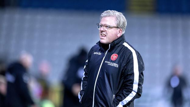 AaB's superligamandskab var mandag aften på besøg hos OB i Odense, hvor Lars Friis fik debut som cheftræner hos aalborgenserne.Cheftræner Lars FriisOdense 14. marts 2022 <i>Foto: Torben Hansen</i>
