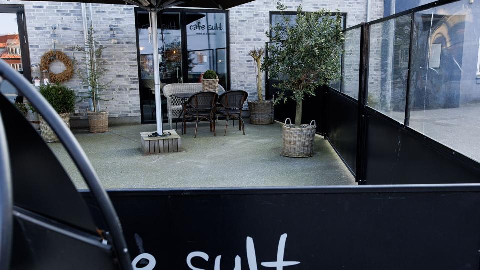 Det udendørs møblement foran Café Sult på Havnetorvet i Nykøbing bliver ofte benyttet af gæster i byens natteliv. Og de nøjes ikke altid med at sidde og hvile sig. <i>Foto: Bo Lehm</i>