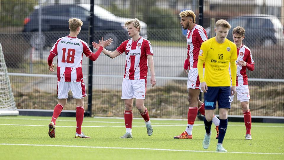Malthe Højholt (i midten) har her bragt AaB foran 1-0 i Hobro. Foto: Lars Pauli <i>Foto: Lars Pauli</i>