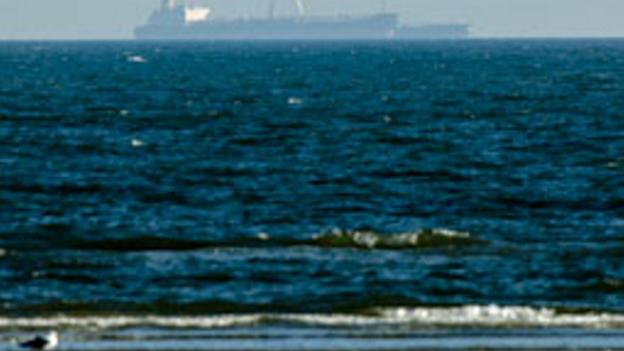 Mandag lå de to tanskibe Montego og Myrtos side om side øst for Hirsholmene og omlastede olie. De sejler begge under maltesisk flag, men er ejet af græske rederier. Myrtos er i dag på vej til Port Said i Egypten, mens Montego er på vej til den russiske havn Primorsk nordvest for Skt. Petersborg. Foto: Martin Damgård