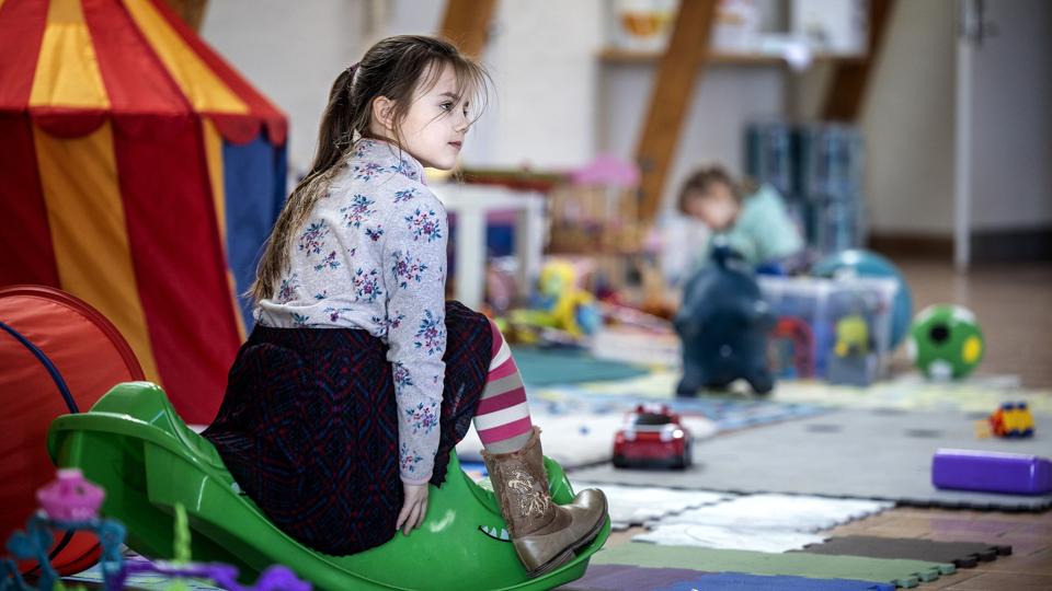 47 ukrainske flygtninge er lige nu indlogeret på den tidligere Borremose Efterskole ved Aars, og mange flere kommer til de kommende uger - mange skal forhåbentlig gense familiemedlemmer. Foto: Torben Hansen <i>Foto: Torben Hansen</i>