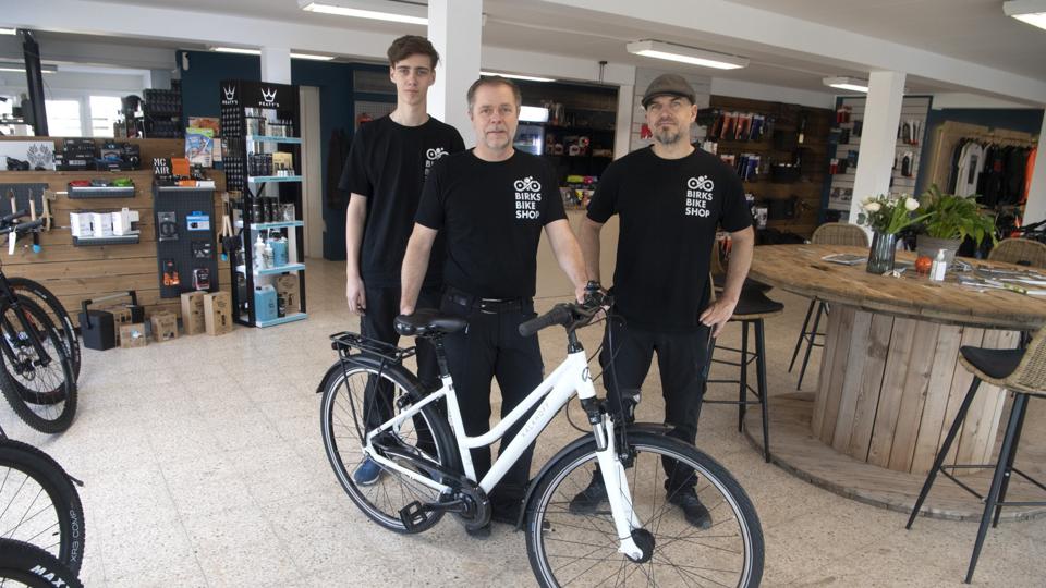 Birks Bike Shop er rykket i meget støre lokaler i Brønderslev. Her kan man møde lærling Steffen Kjelgaard Jensen, indehaver Lars Birk Andersen og mekaniker og sælger Klaus Hoff. Foto: Henrik Louis